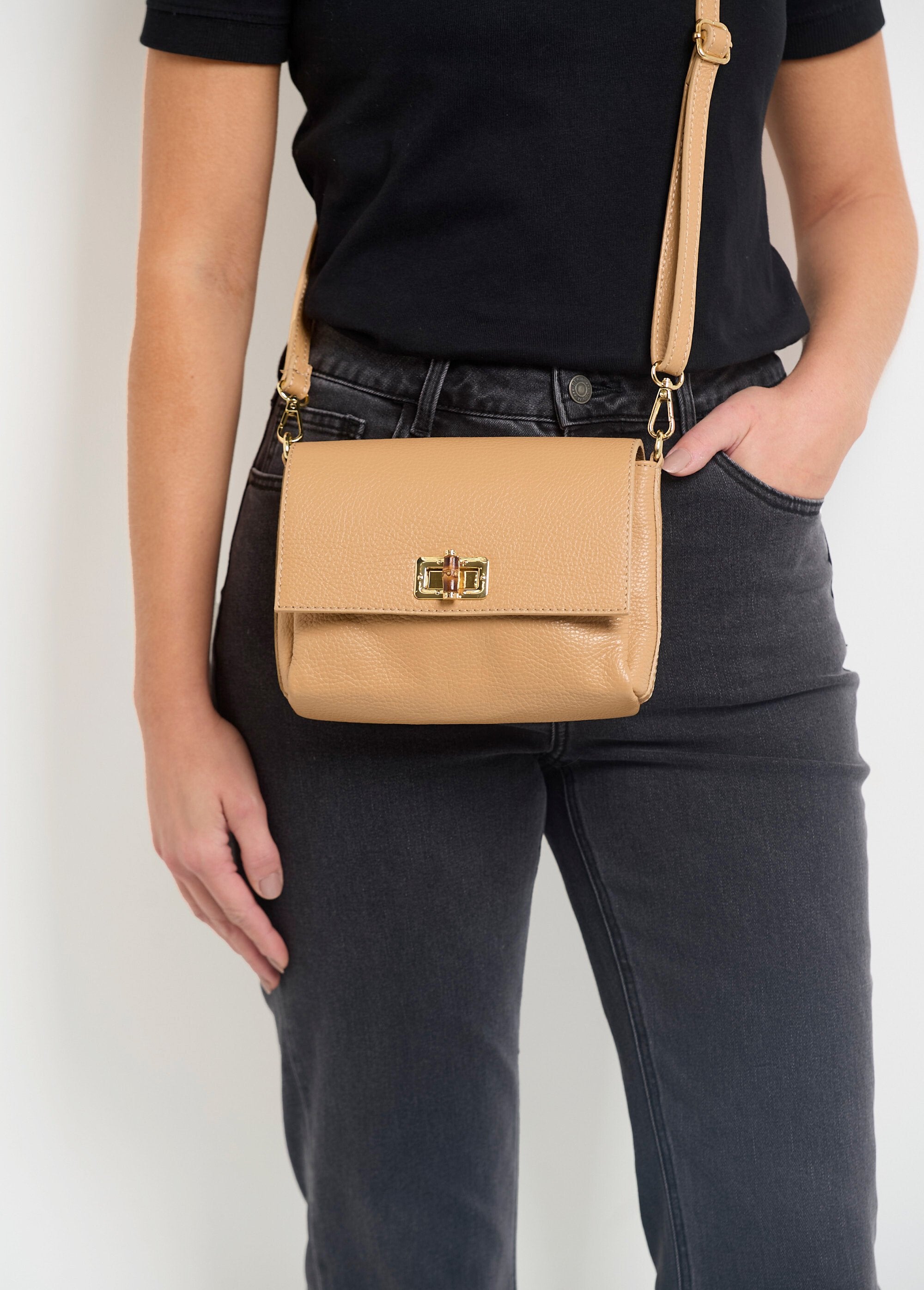 Sac_à_main_en_cuir_avec_fermoir_bijou_Beige_FA1_slim