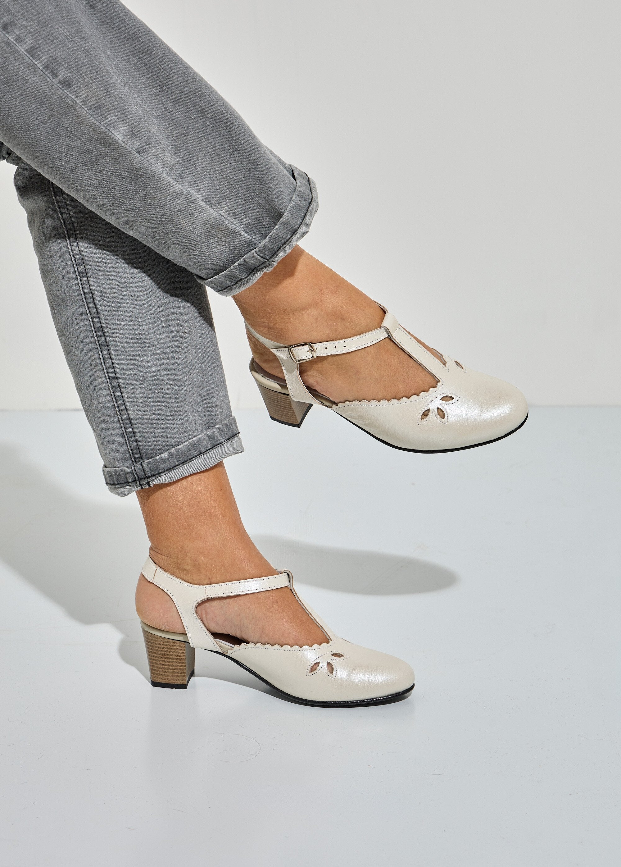 Leather_salome_sandals_with_high_heels_and_comfort_width_Ivory_SF1_slim