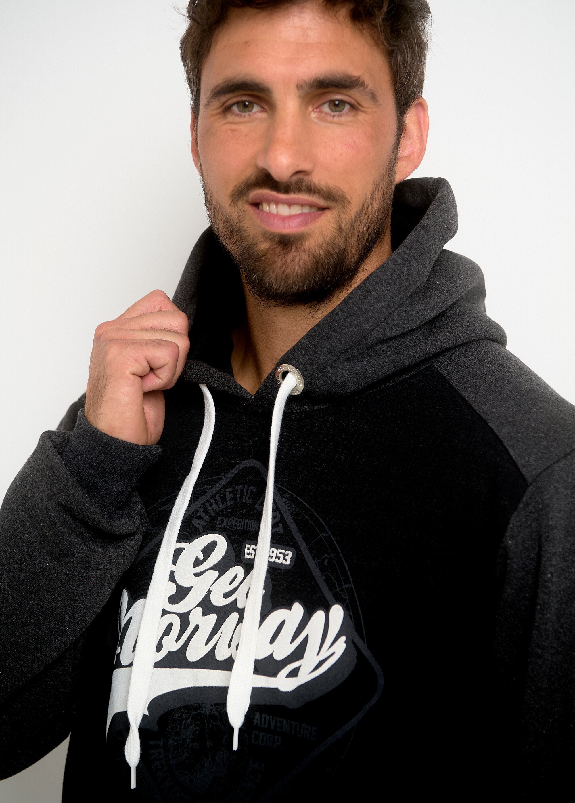 Vintage_Logo_Hoodie_Black_DE1_slim
