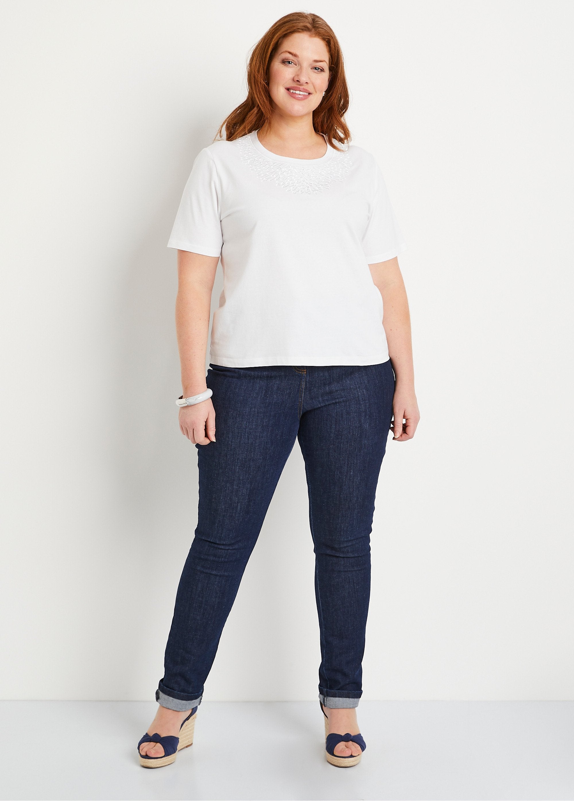 Short-sleeved_t-shirt_with_studded_embroidered_collar_White_SF1_curvy