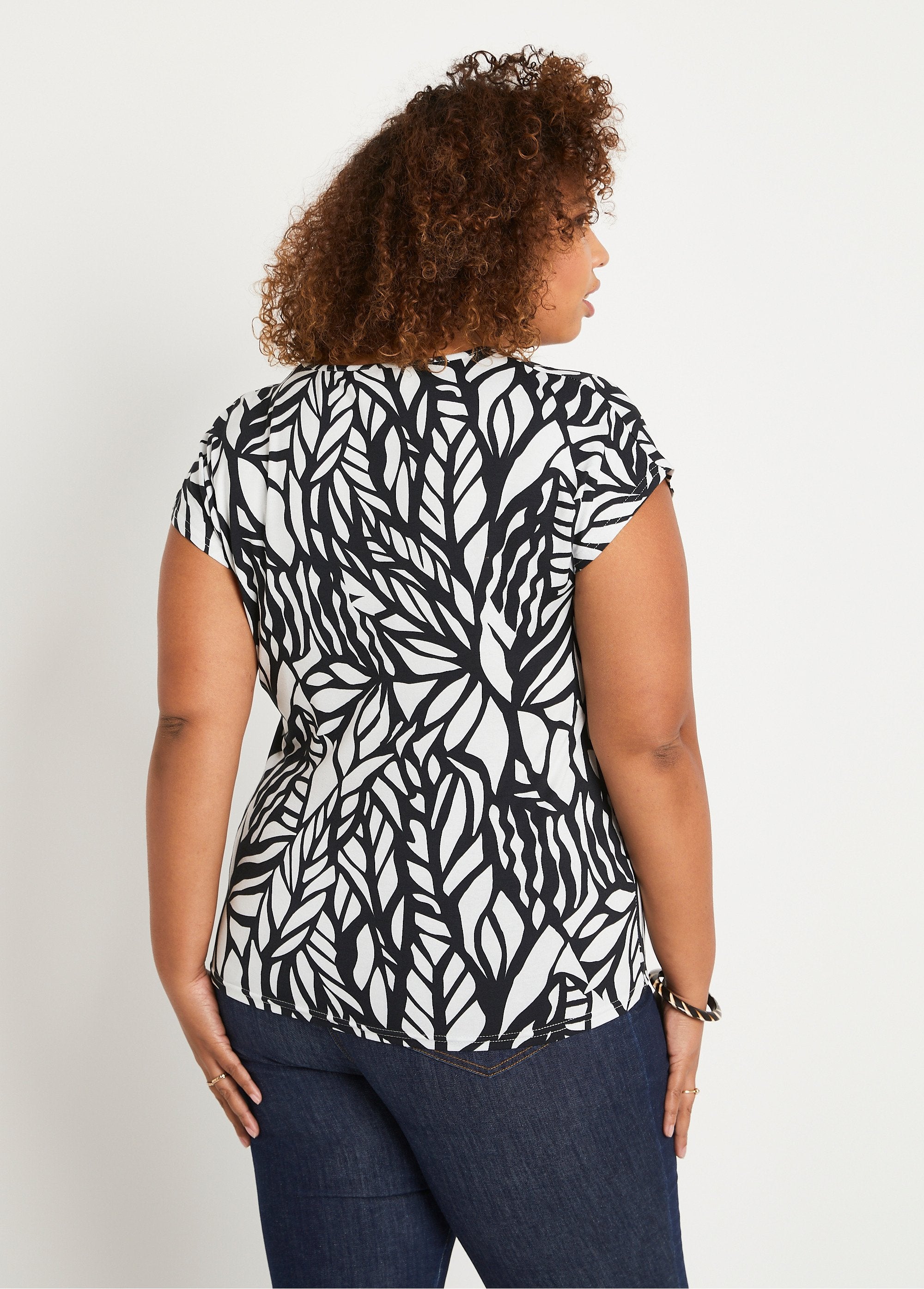 Short_graphic_t-shirt_Black_and_white_DO1_curvy