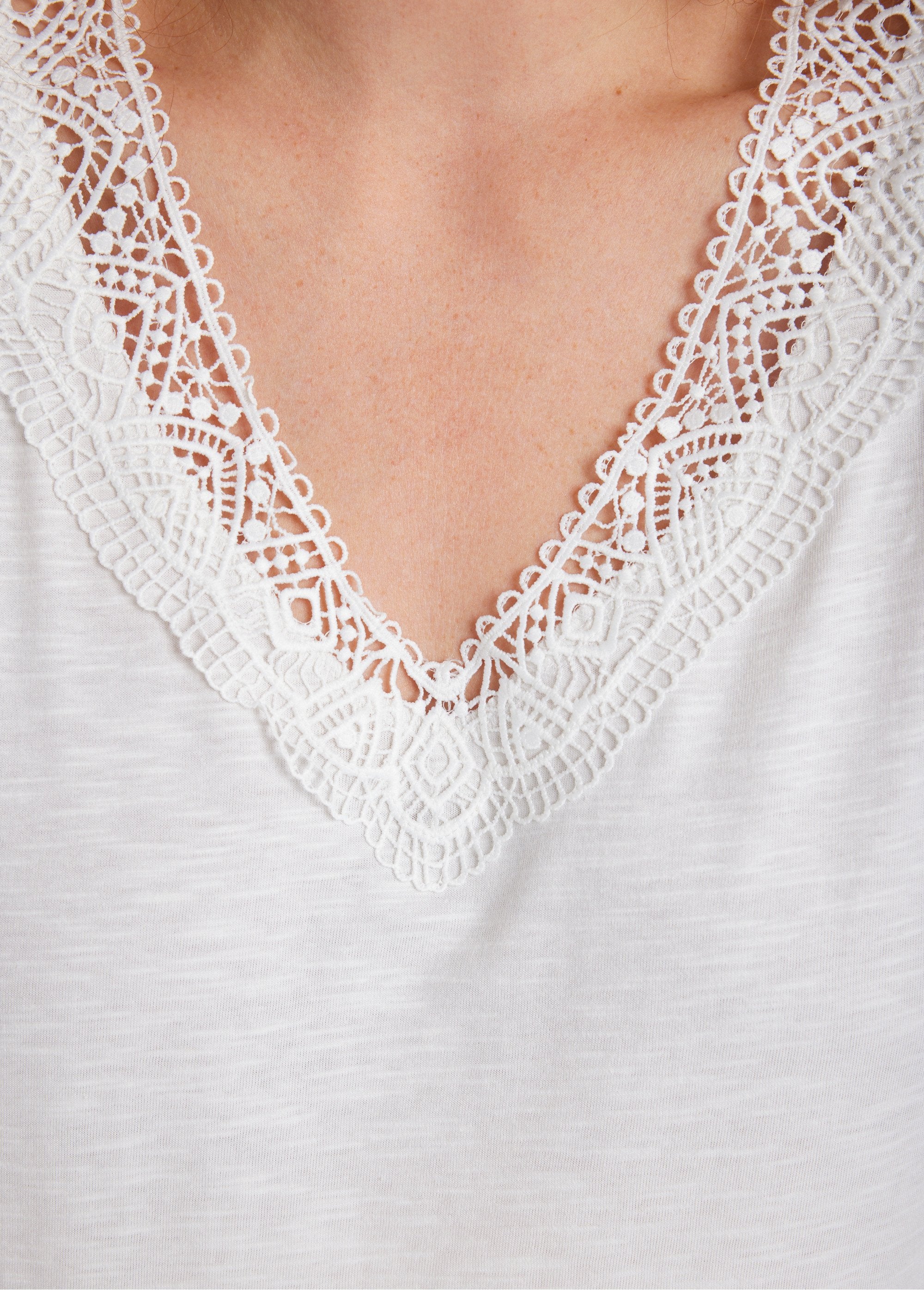 3/4_sleeve_cotton_and_macramé_T-shirt_White_DE2_curvy