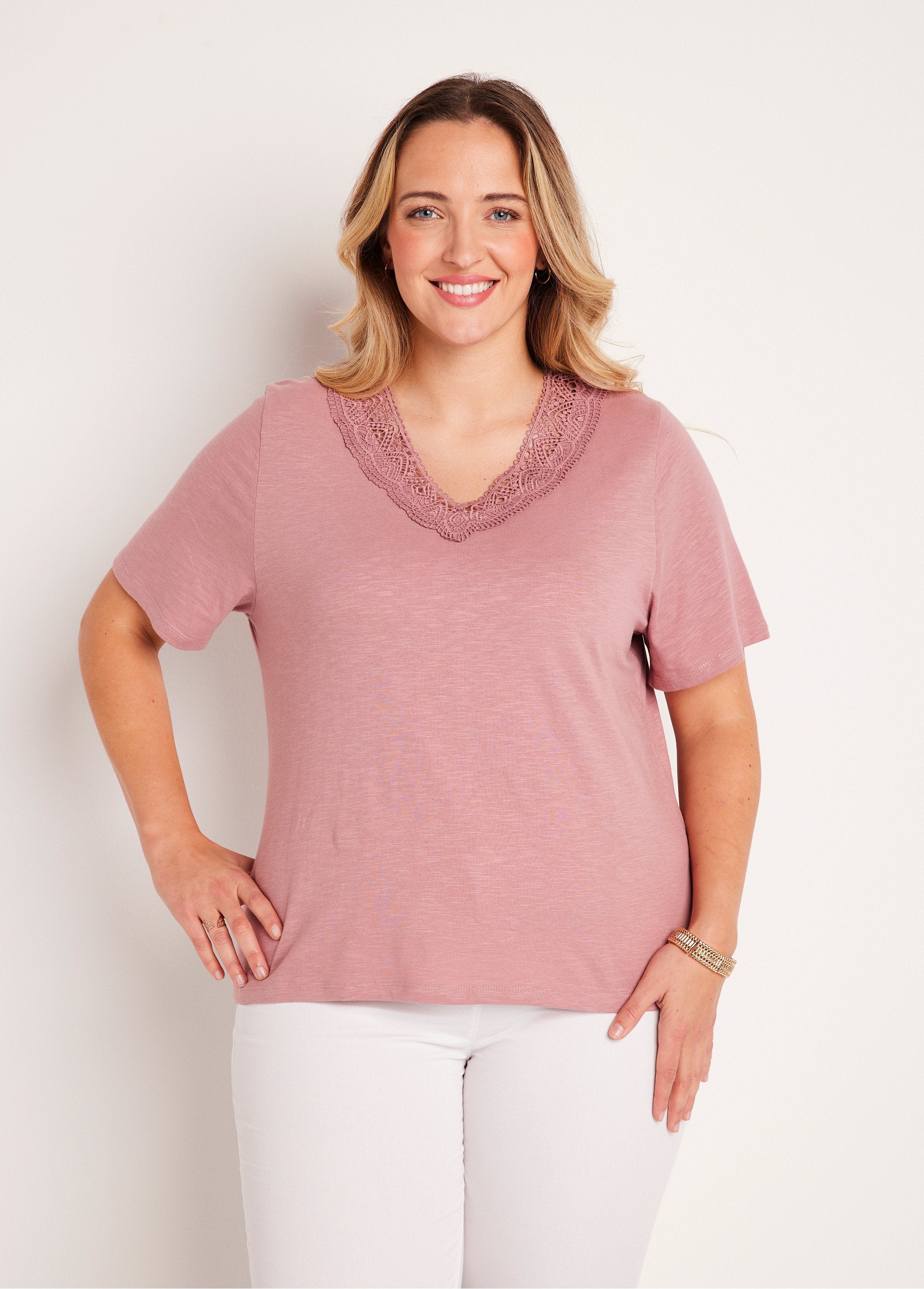 Short-sleeved_cotton_and_macramé_T-shirt_Pink_FA1_curvy