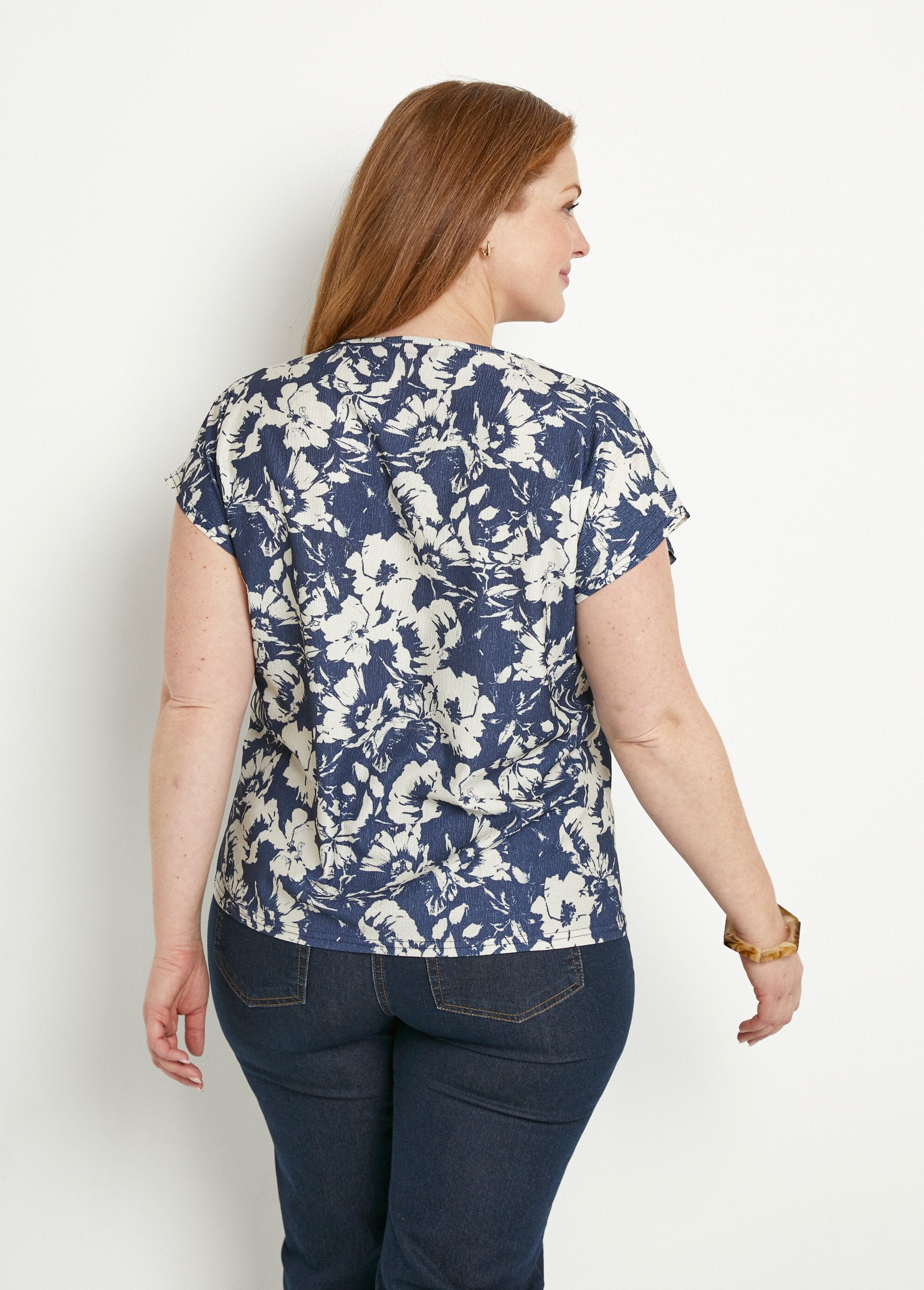 Plain_or_floral_print_short-sleeved_T-shirt_Navy_and_beige_DO1_curvy