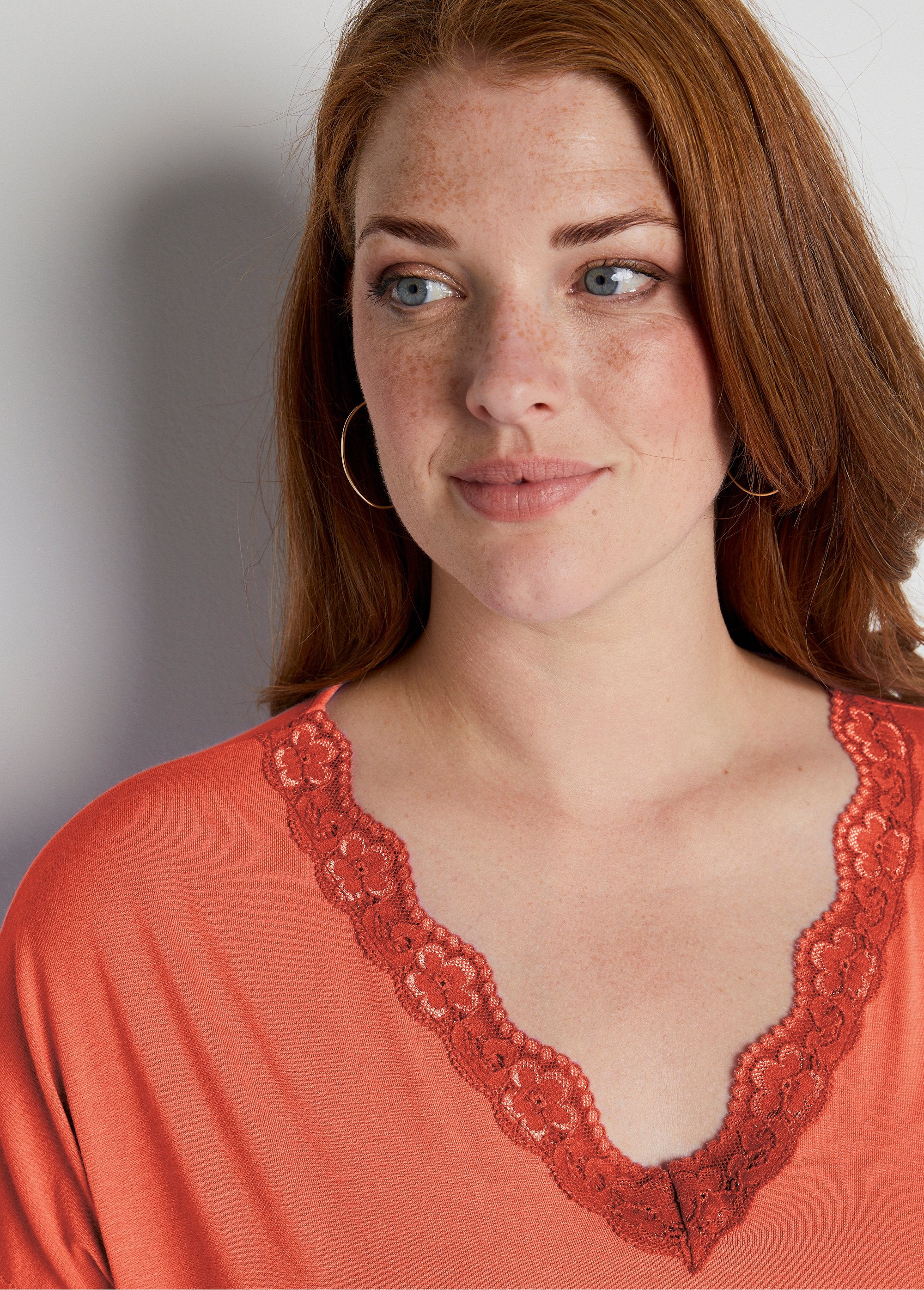 Short_stretch_lace_t-shirt_Coral_DE1_curvy