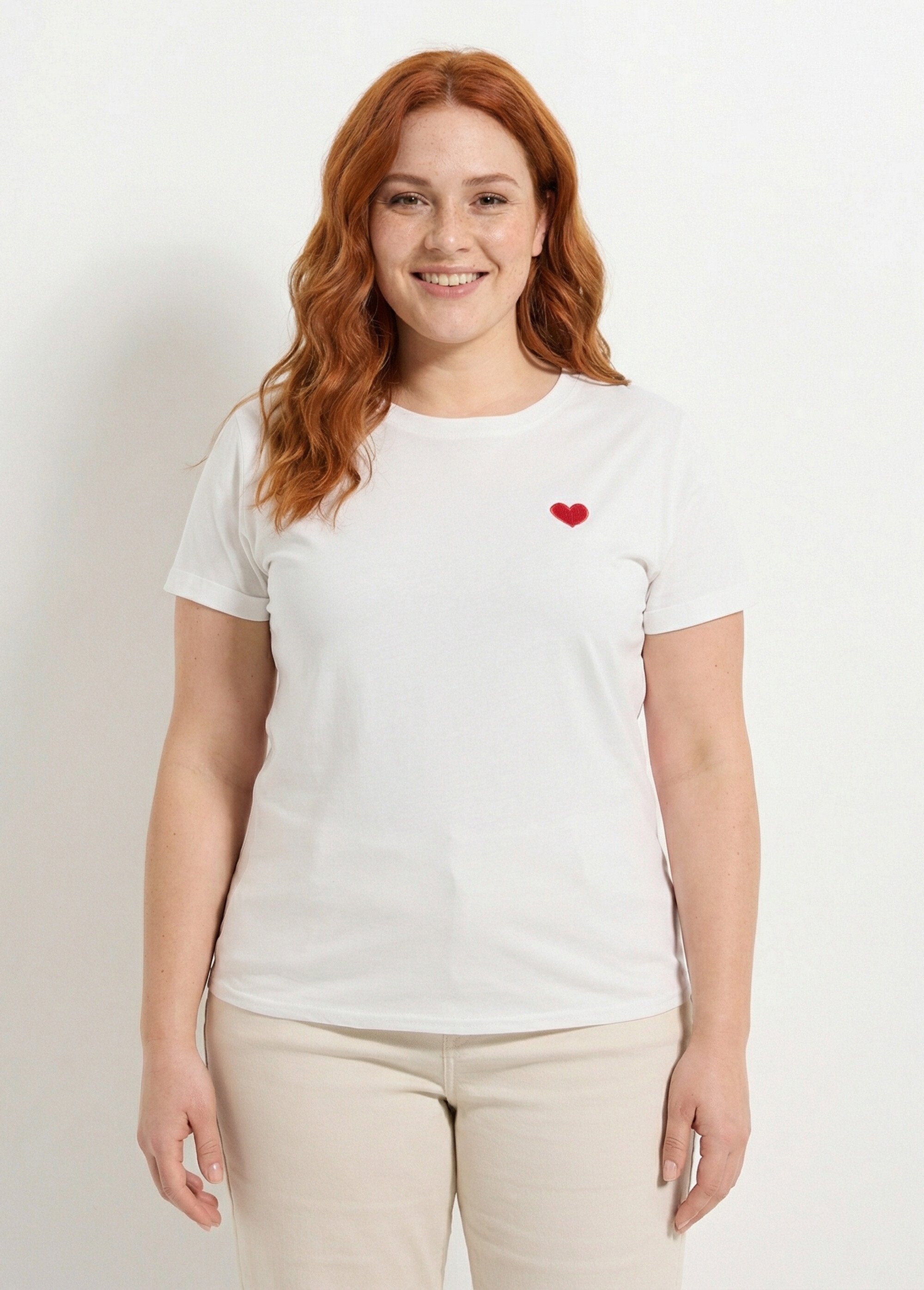 Crew_neck_T-shirt_with_heart_embroidery_White_and_red_FA1_curvy