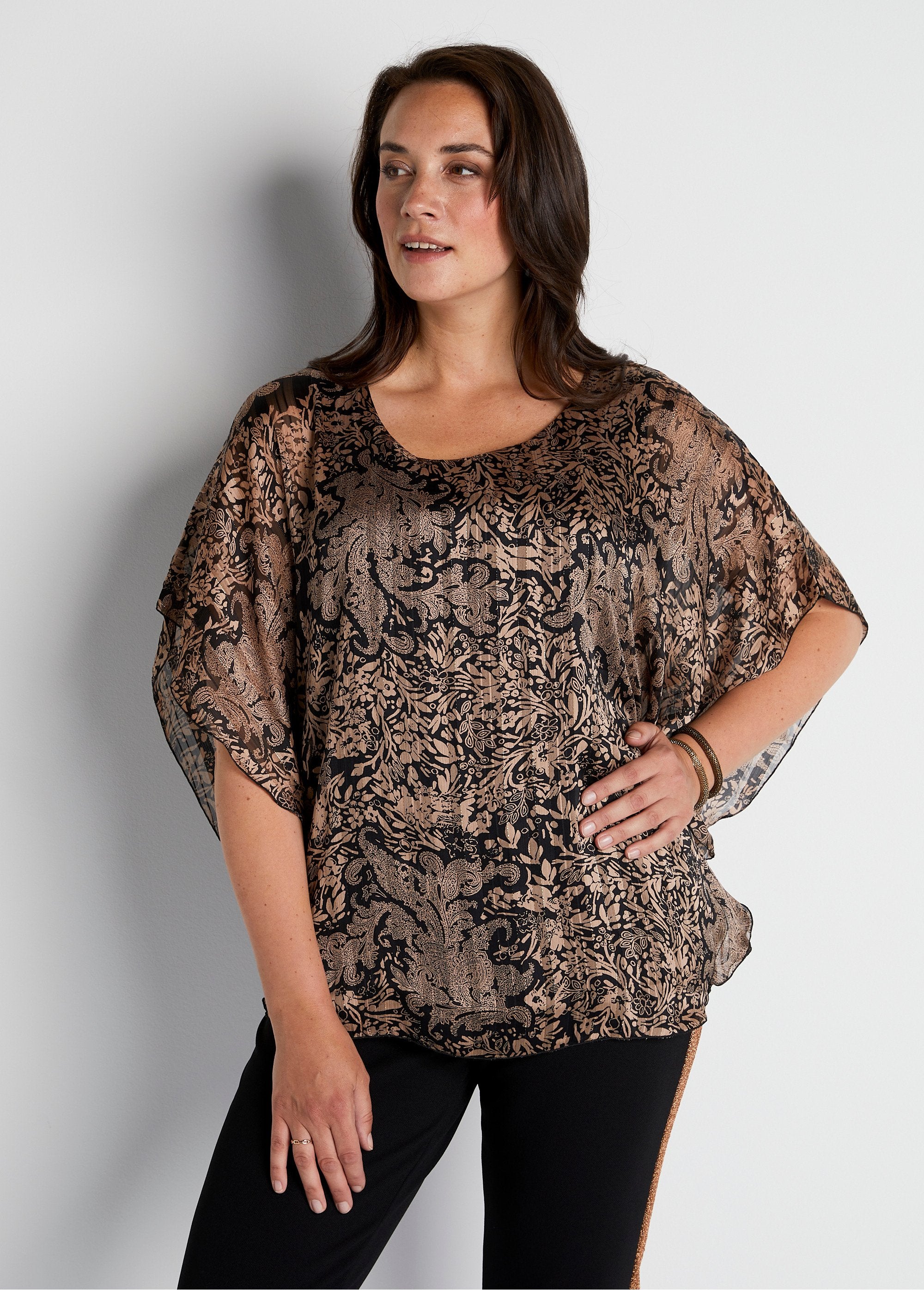 Printed_batwing_sleeve_tunic_Black_background_FA2_curvy