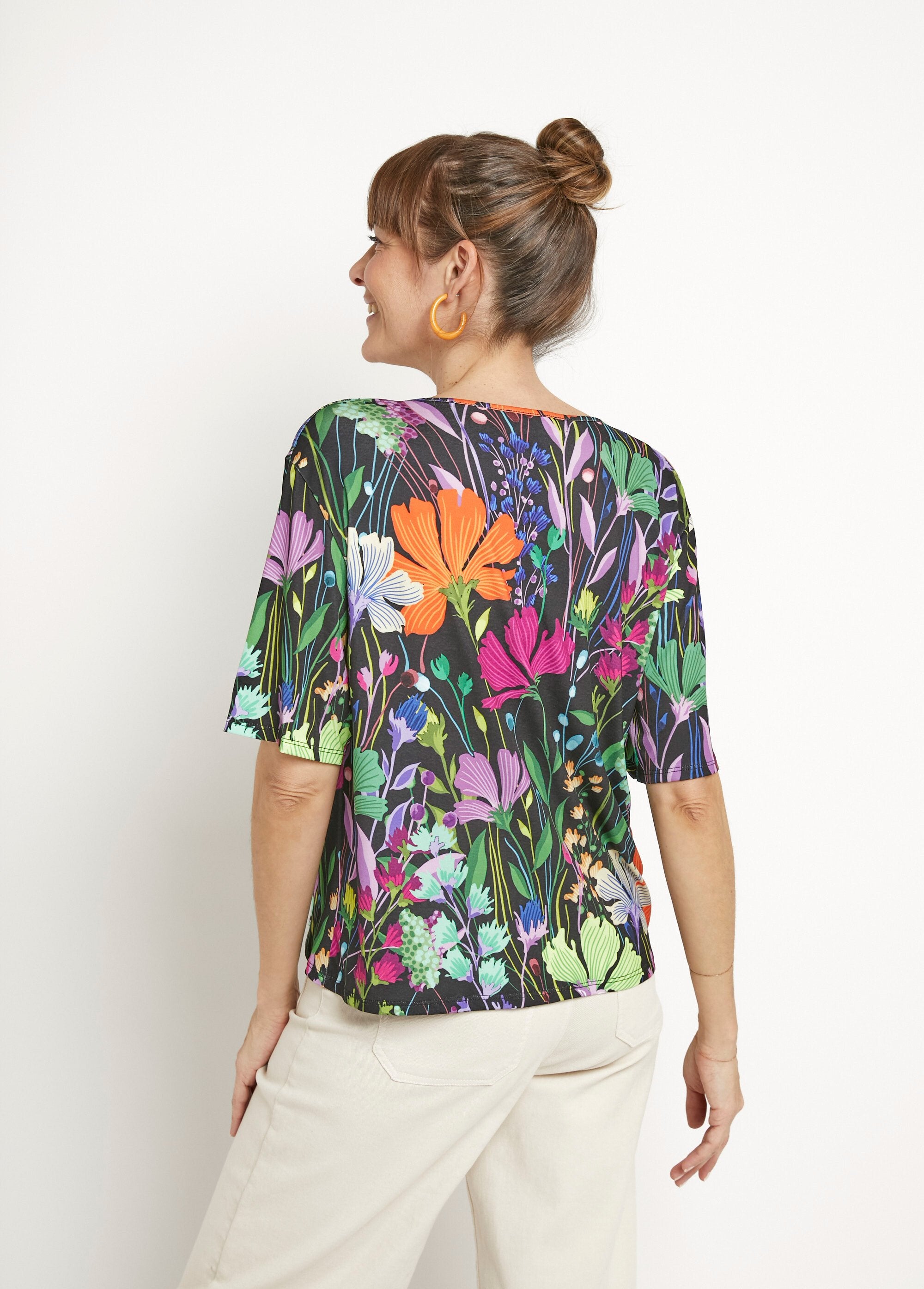 Stretch_tunic_with_V-neck,_poetic_floral_Prints_black_background_DO1_slim