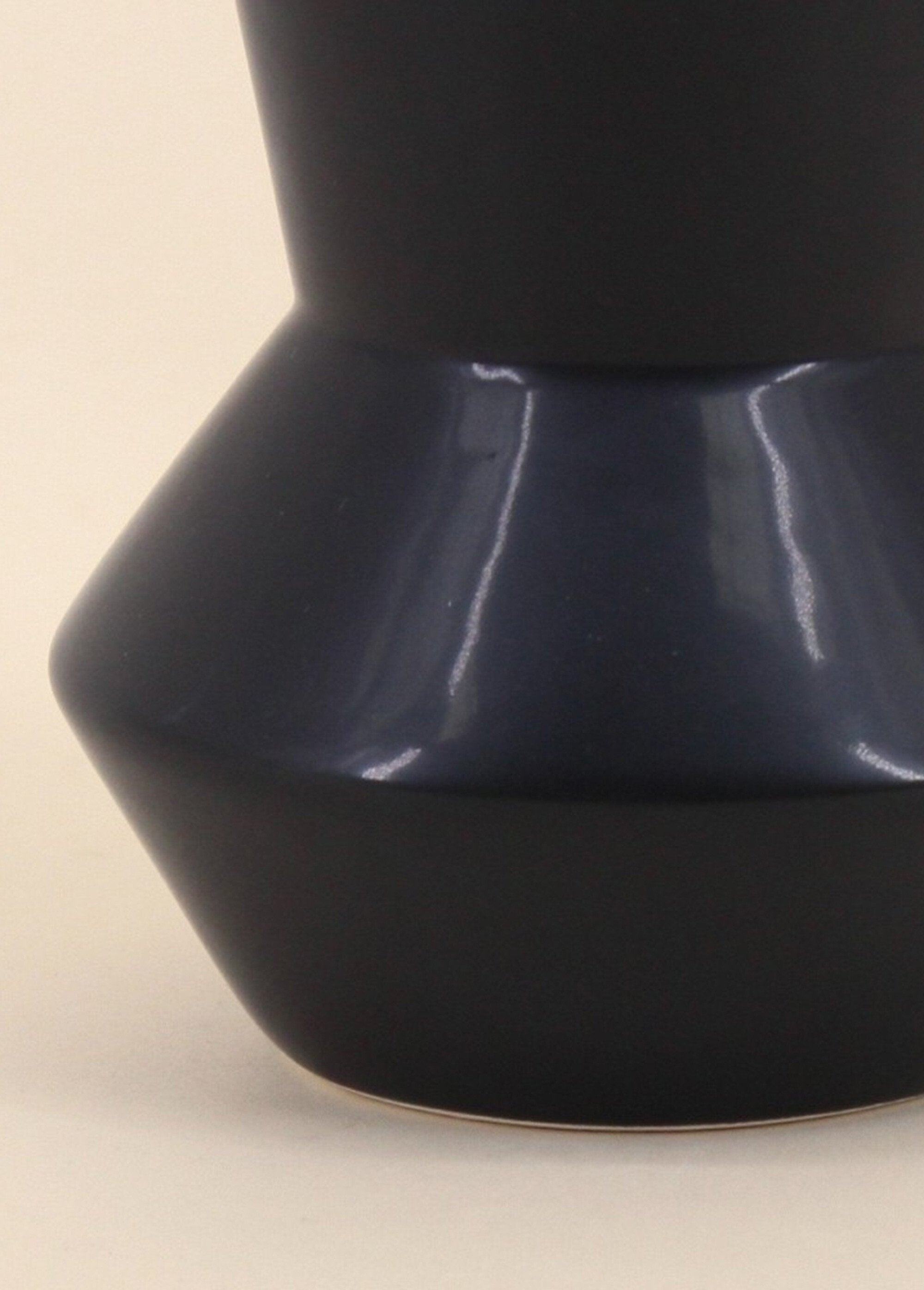 Dark_zig_zag_vase_in_dolomite_Blue_DE2_slim