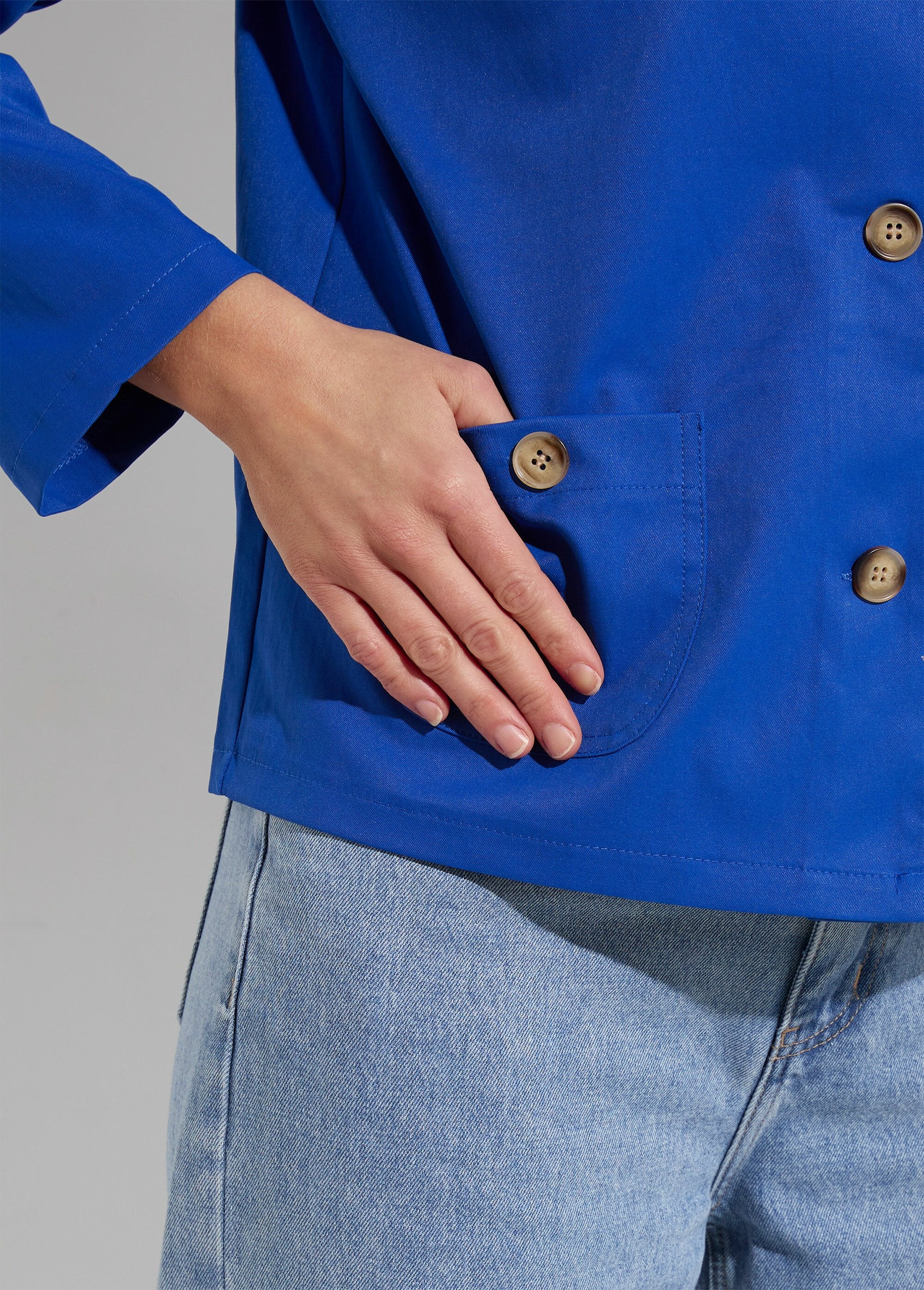 Cotton_boxy_jacket,_with_Peter_Pan_collar_Hard_blue_DE1_slim