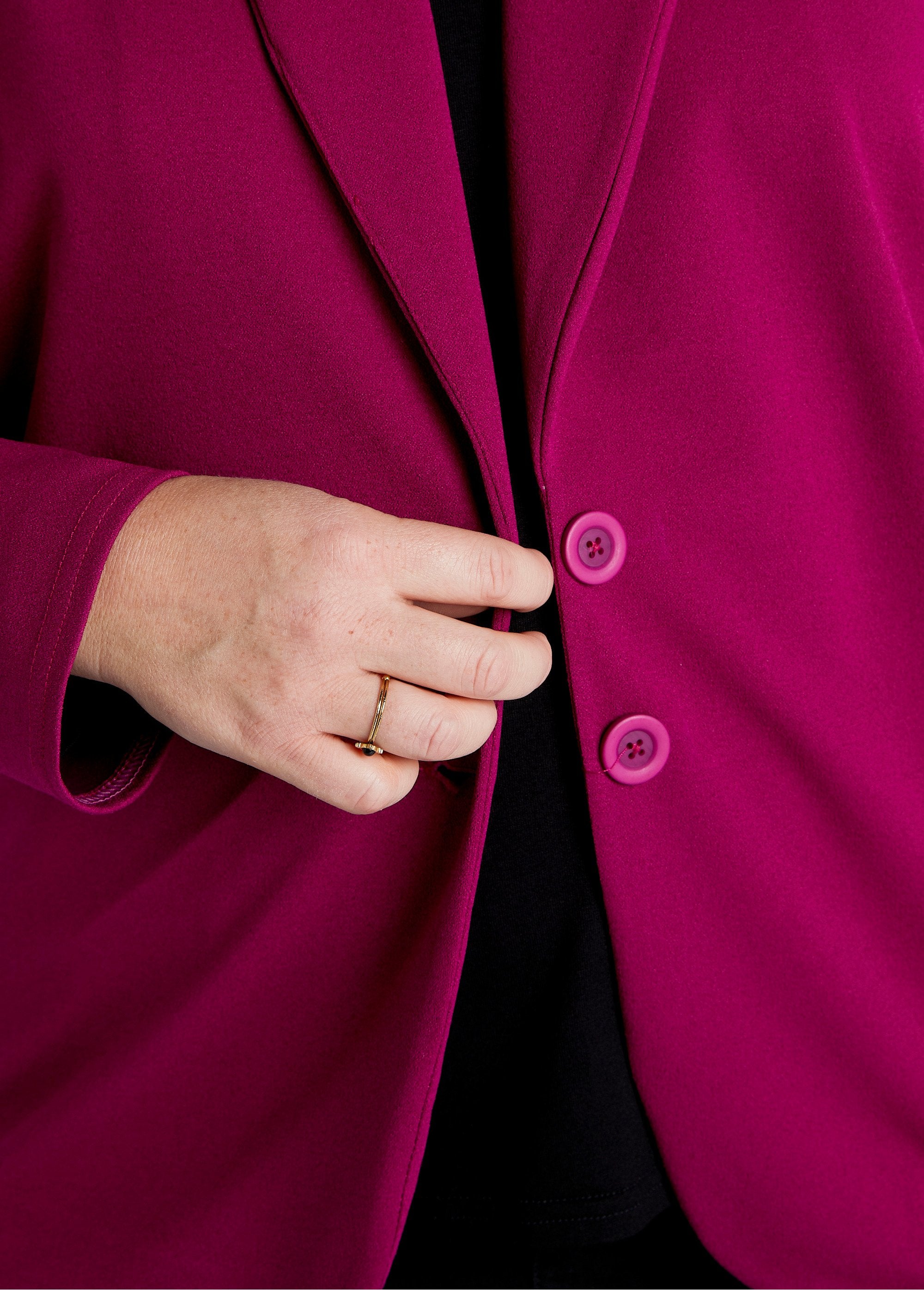 Fluid_knit_shawl_collar_jacket_Raspberry_DE2_curvy