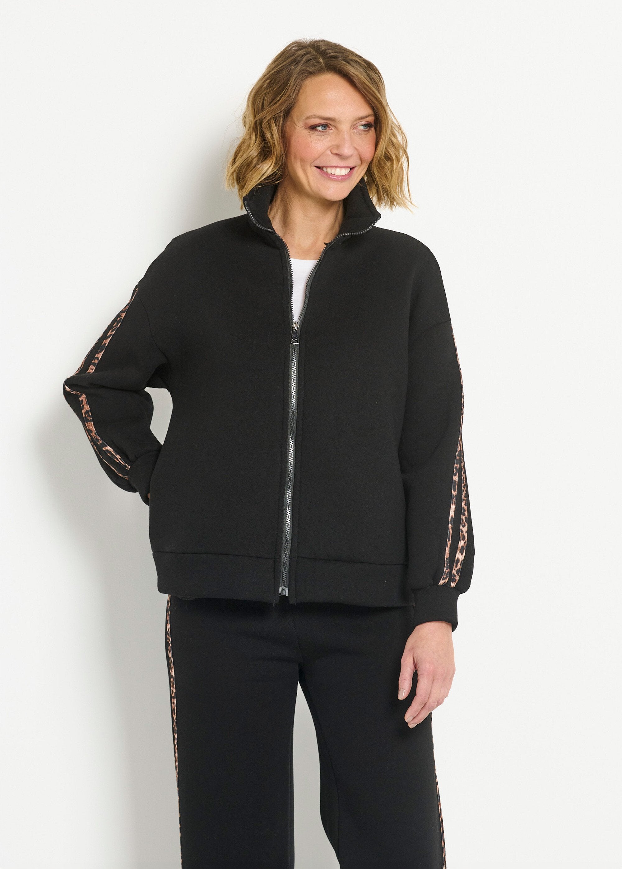 Comfort_fleece_jacket_with_leopard_stripes_Black_FA1_slim