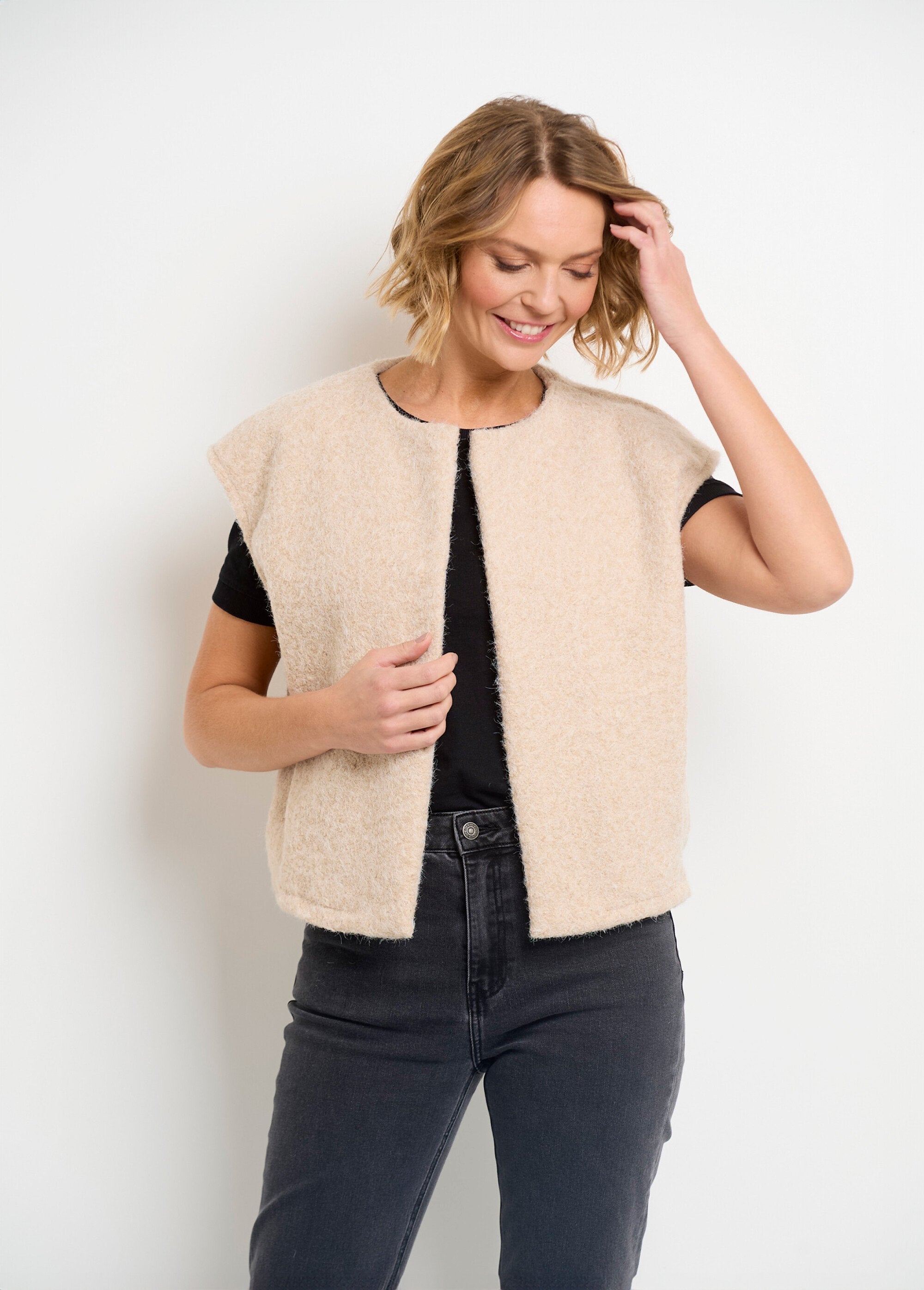 Sleeveless_wool-look_jacket_Beige_FA1_slim